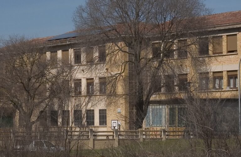 La planta baja de uno de los edificios del Colegio Público Nicasio Landa se adecuará como civivox provisional del barrio de Echavacoiz