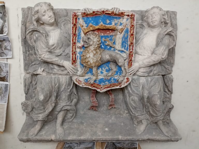 Pamplona recupera el escudo original de la ciudad por el 603 aniversario del Privilegio de la Unión