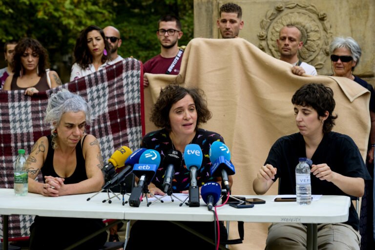 Quién está detrás de Negu Gorriak, el colectivo navarro que ha llevado su campaña hasta Ceuta