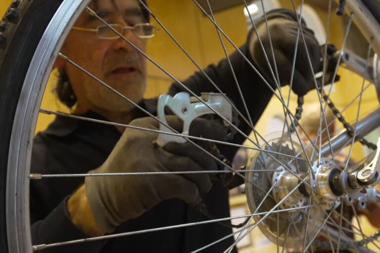 Bizitxoko lleva a los Civivox de Pamplona el aprendizaje para reparar bicicletas