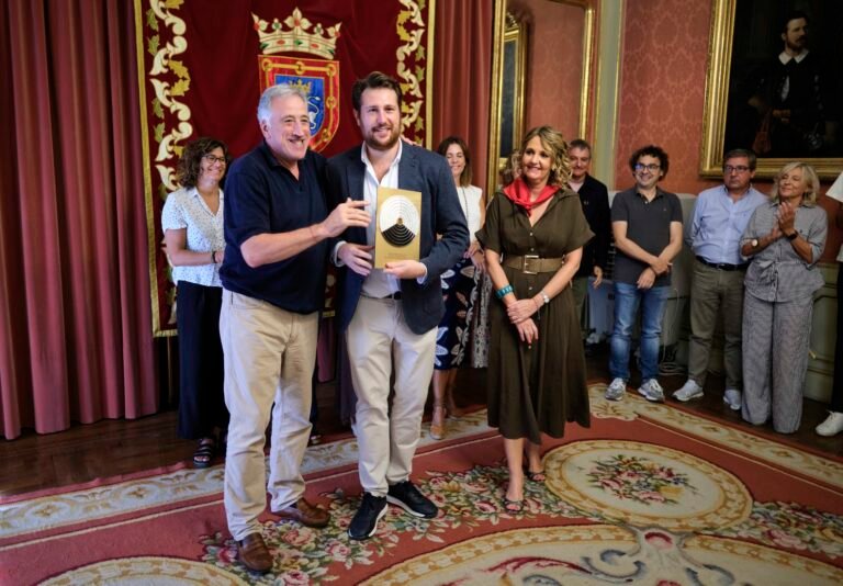 La Cabalgata de Reyes de Pamplona recibe el Pañuelo de Pamplona por su trayectoria centenaria