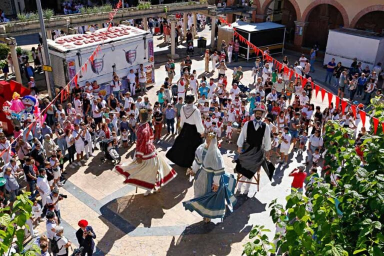 Huarte arranca sus fiestas con un homenaje a la Coral Virgen Blanca y la despedida de Alfredo Arruiz, alcalde de la localidad