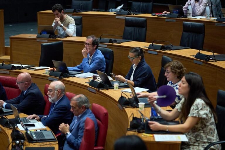 El Parlamento de Navarra aprueba la señalización bilingüe en los centros educativos públicos
