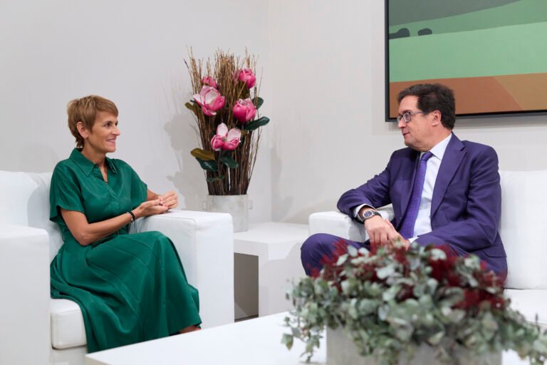 La presidenta Chivite y el ministro López abordan la transformación digital de Navarra