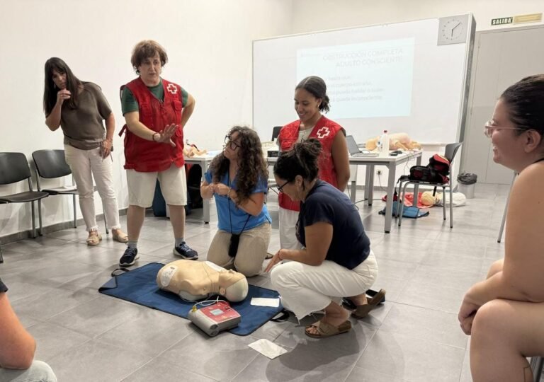 Primeros auxilios y soporte vital en Civivox Iturrama gracias a Cruz Roja