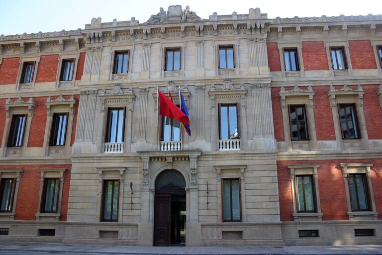 El Parlamento de Navarra se iluminará de magenta por el Día Mundial del Alzheimer