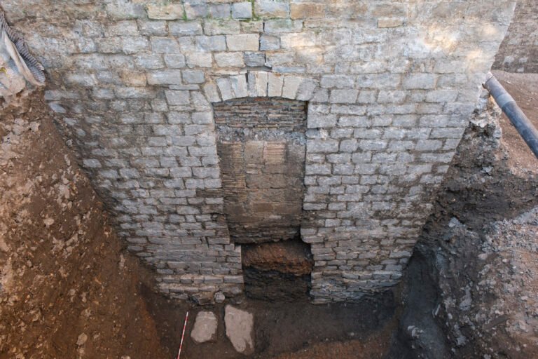 Descubren una segunda puerta de los Canónigos, más antigua, en la catedral de Pamplona