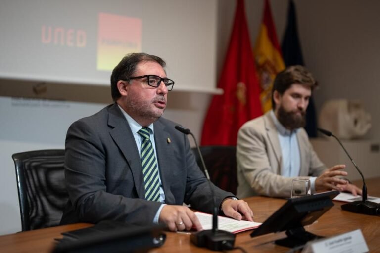 El Parlamento de Navarra acoge un curso de la UNED sobre los retos de España y Navarra
