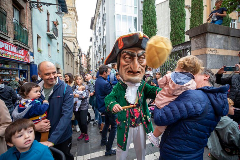 El consistorio pamplonés refuerza la seguridad y los servicios del Casco Viejo para San Fermín Txikito