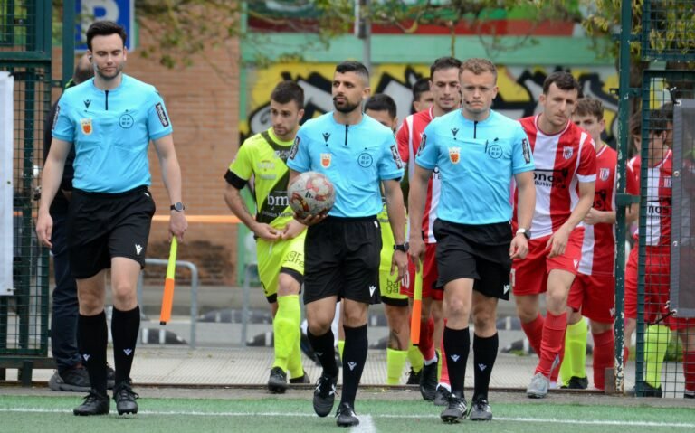 El arbitraje navarro incorpora a 67 nuevos colegiados en fútbol tras completar su curso de iniciación