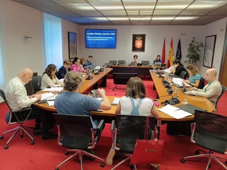 El Parlamento de Navarra aprueba el dictamen de la Ley de Juventud y Justicia Intergeneracional