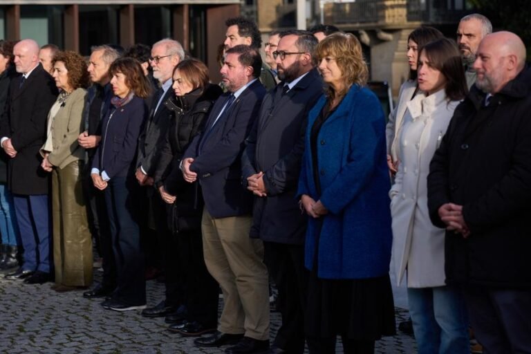 El Parlamento de Navarra guarda un minuto de silencio por las víctimas del accidente ferroviario de Toledo