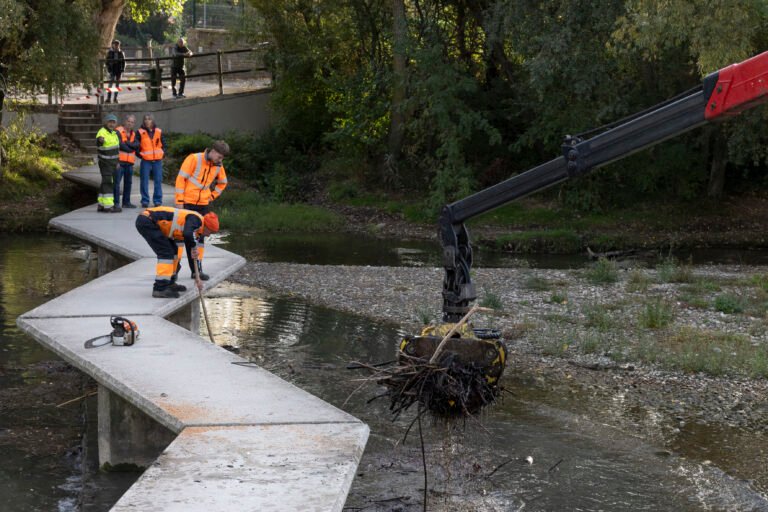 Pamplona retira residuos de seis puentes y pasarelas del río Arga para evitar obstrucciones