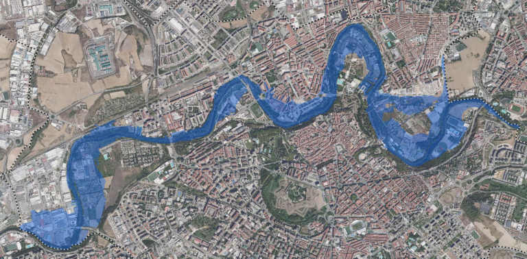 Pamplona desaloja el asentamiento del frontón de Aranzadi por riesgo de inundaciones