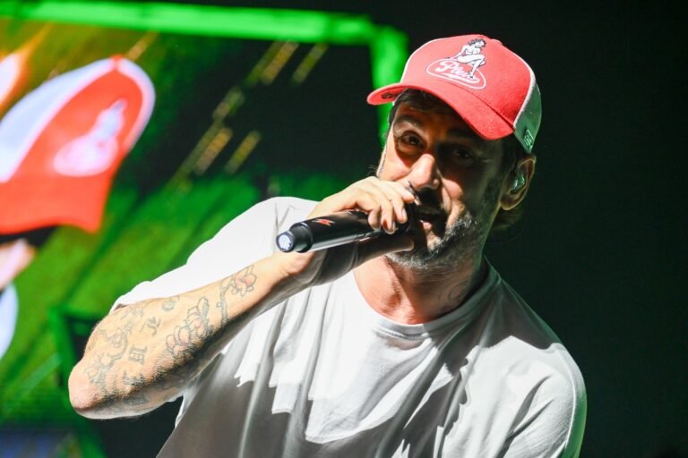 Melendi desata la euforia en el Navarra Arena ante cerca de 13.000 espectadores