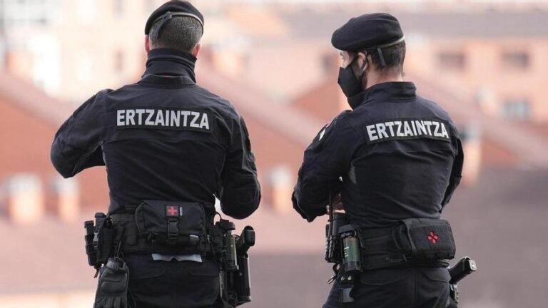 La Ertzaintza detiene a dos personas por terrorismo tras hallar información sobre policías y un posible escondite de armas