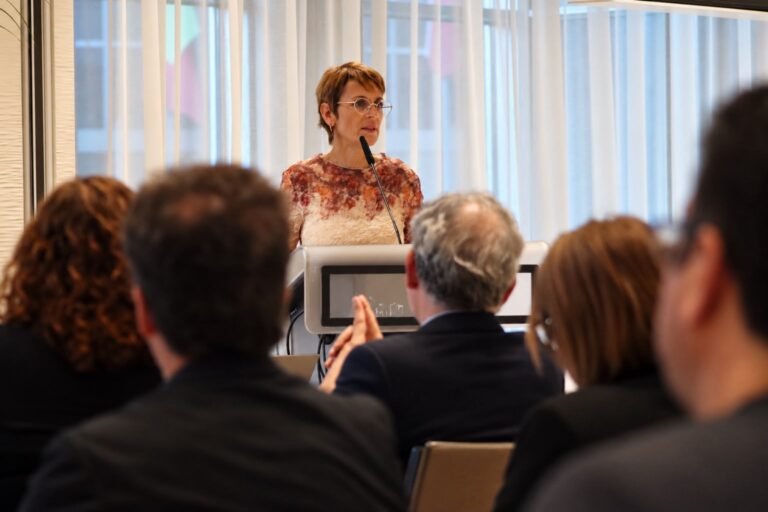 Chivite defiende en Bruselas una estrategia europea frente a la desinformación sobre el coche eléctrico